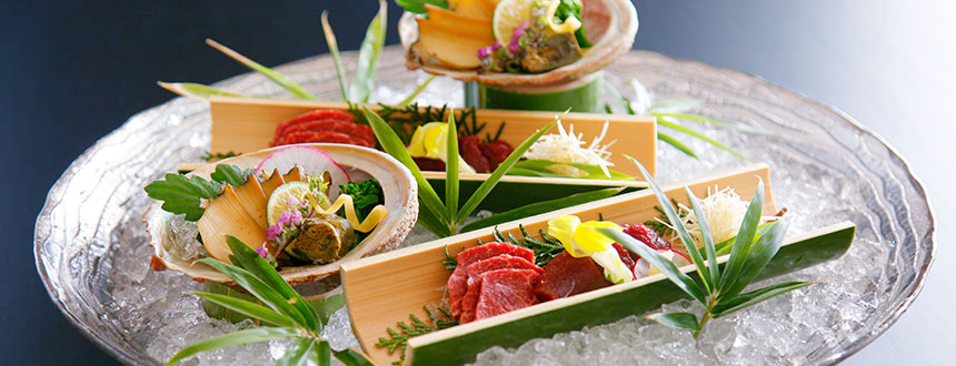 写真:甲州盛り【鮑の煮貝・馬刺し(赤身・トロ)】
