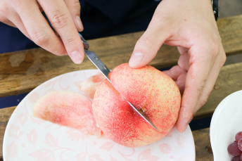 食べ放題のももを剥く